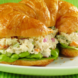 Croissant de ensalada rusa